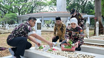 Ziarah Penuh Makna Jelang HUT RI ke-80, Aliyah Mustika Ilham Pimpin Tabur Bunga di TMP Panaikang