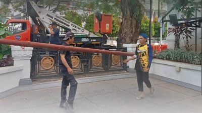 Pemasangan Tiang Lampu Perkuat Fasilitas Malam di UPT Museum Kota Makassar