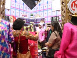 Baju Bodo Dekranasda Makassar Ludes Terjual di INACRAFT 2025, Wastra Bugis-Makassar Pikat Hingga Mancanegara